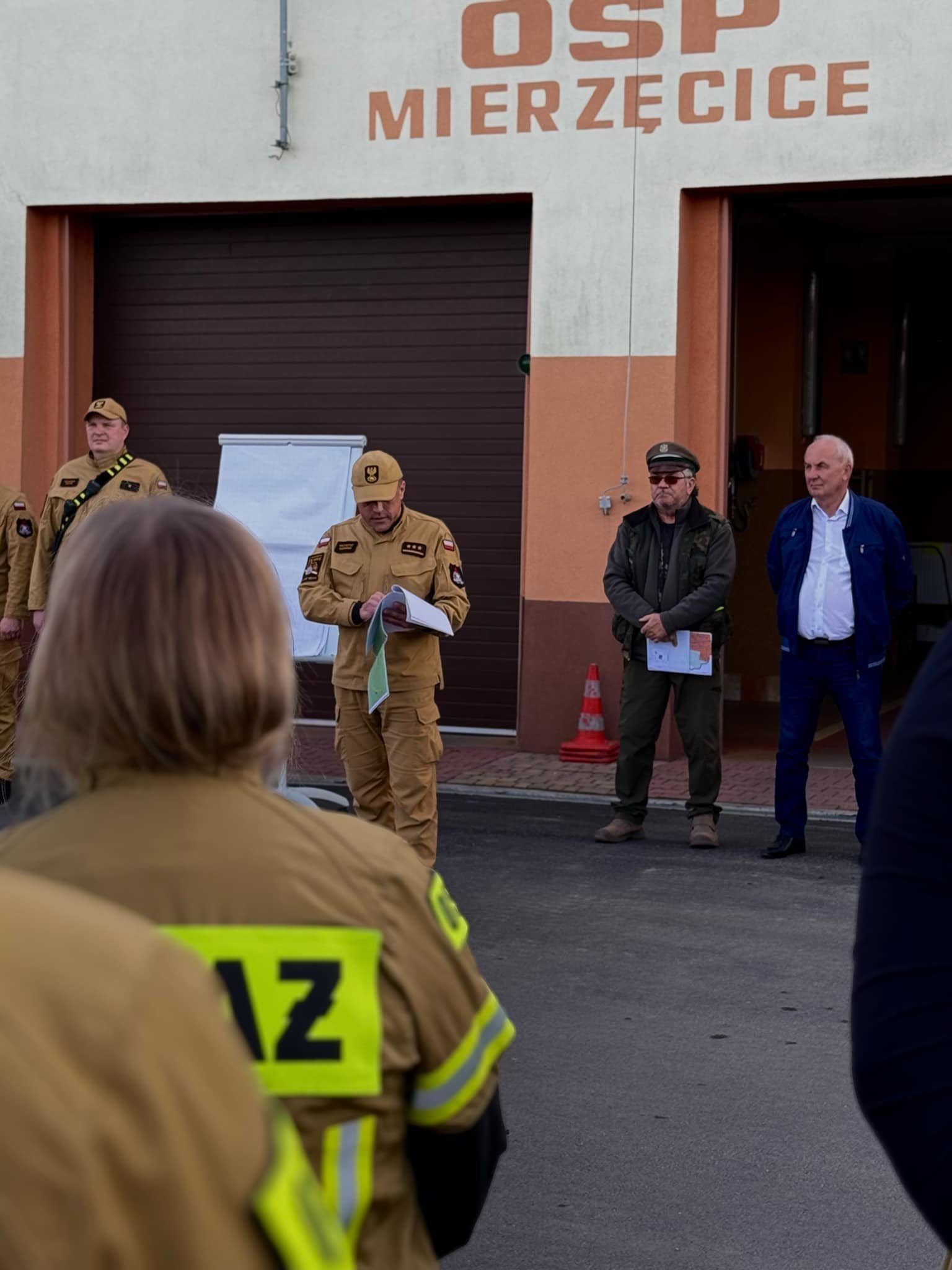 Zdjęcie przedstawia ćwiczenia straży pożarnej