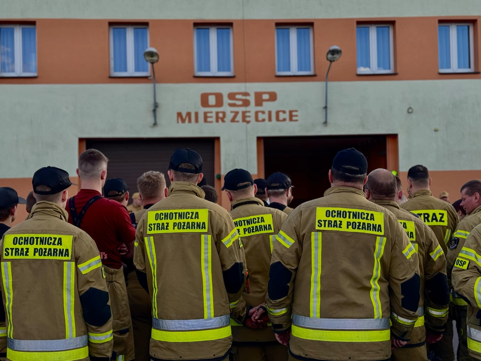 Zdjęcie przedstawia oddziały strażackie