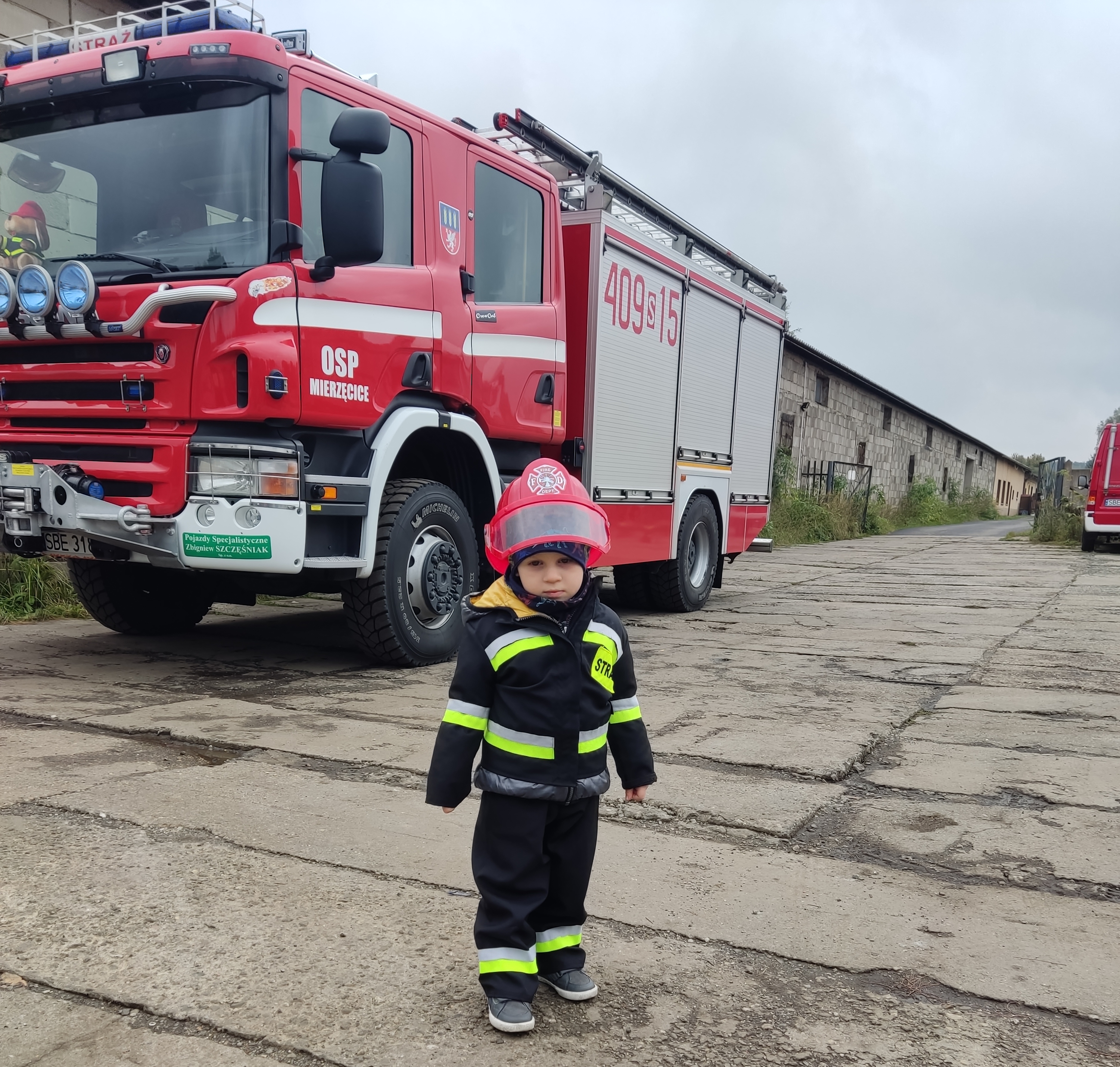 Zdjęcie przedstawiające mini strażaka
