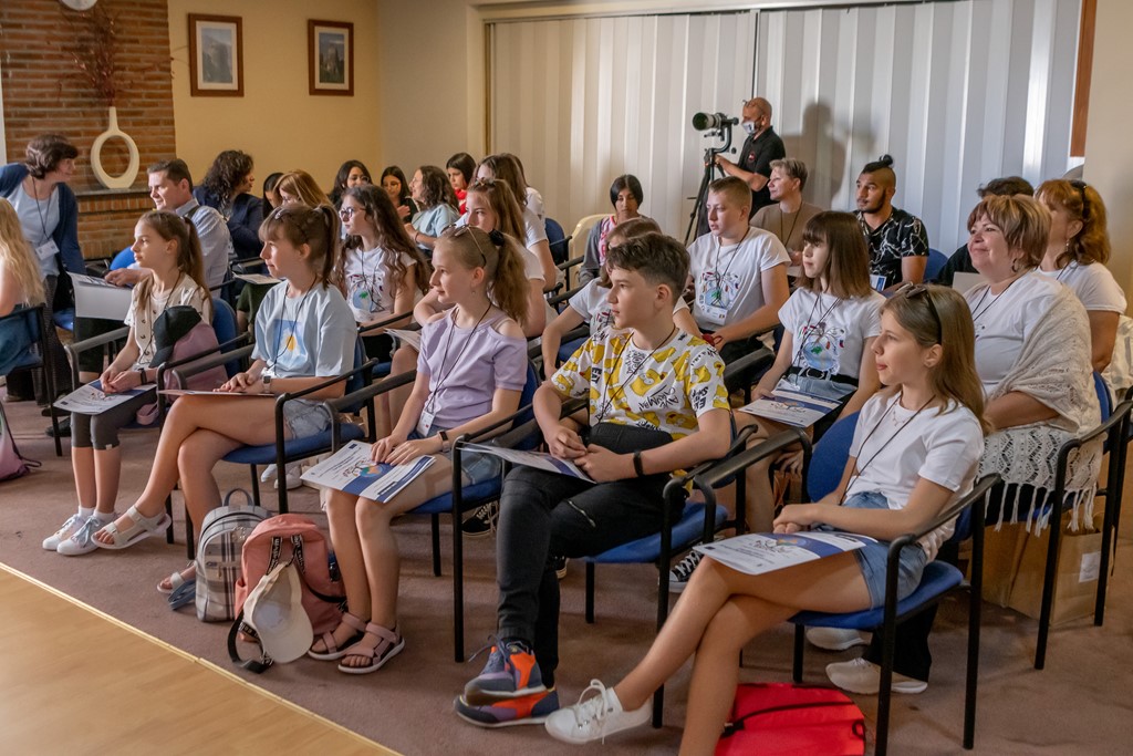 Zdjęcie przedstawiające dzieci w sali lekcyjnej