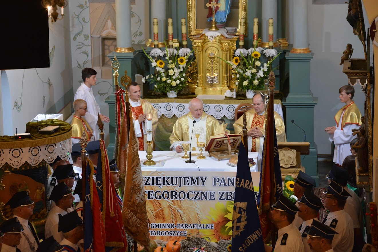 Zdjęcie przedstawiające fragment mszy w kościele w Targoszycach