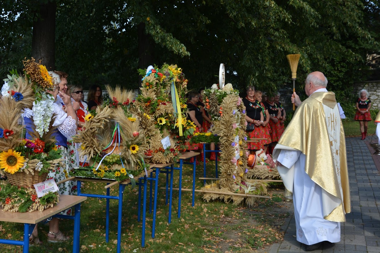 Zdjęcie przedstawiające poświęcenie wieńców dożynkowych