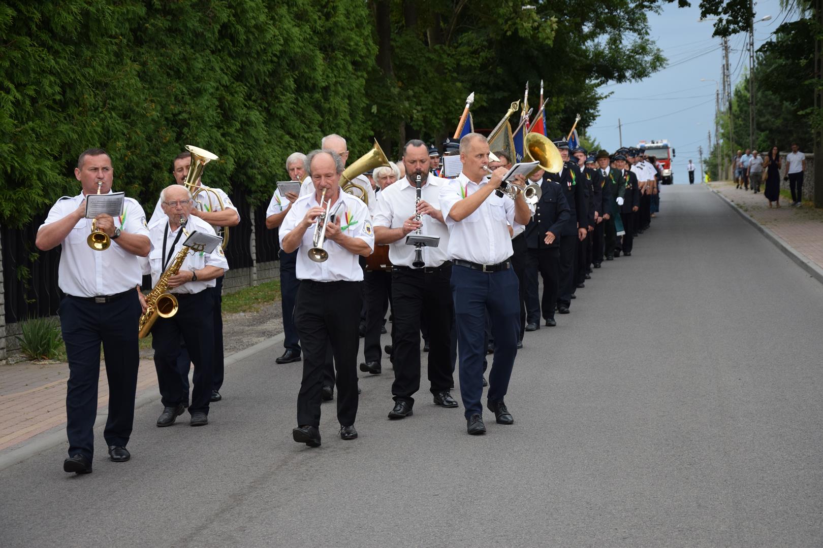 Zdjęcie przedstawia fragment przemarszu - orkiestra dęta