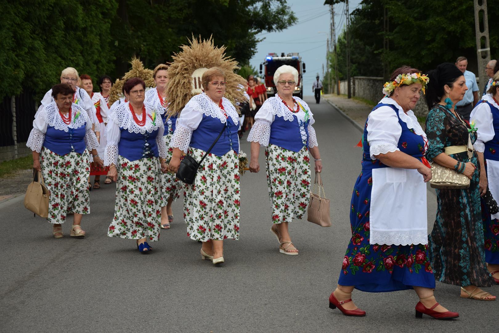 Zdjęcie przedstawia fragment przemarszu - niesienie wieńca dożynkowego