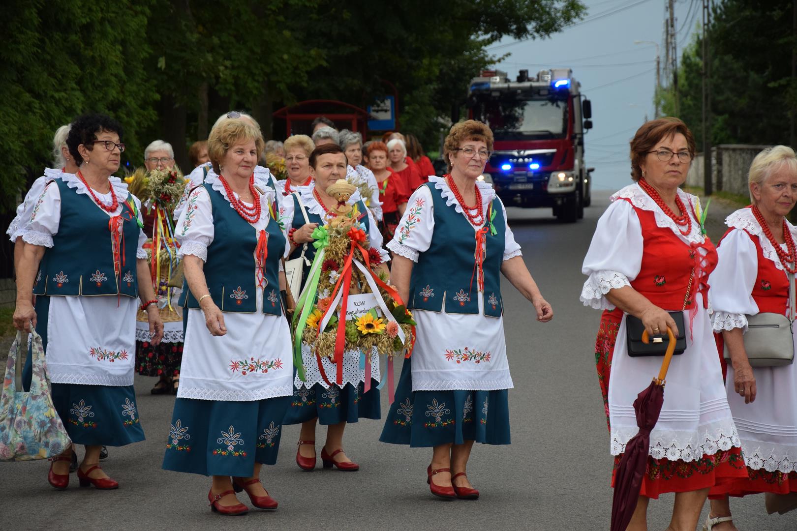 Zdjęcie przedstawia fragment przemarszu - niesienie wieńca dożynkowego