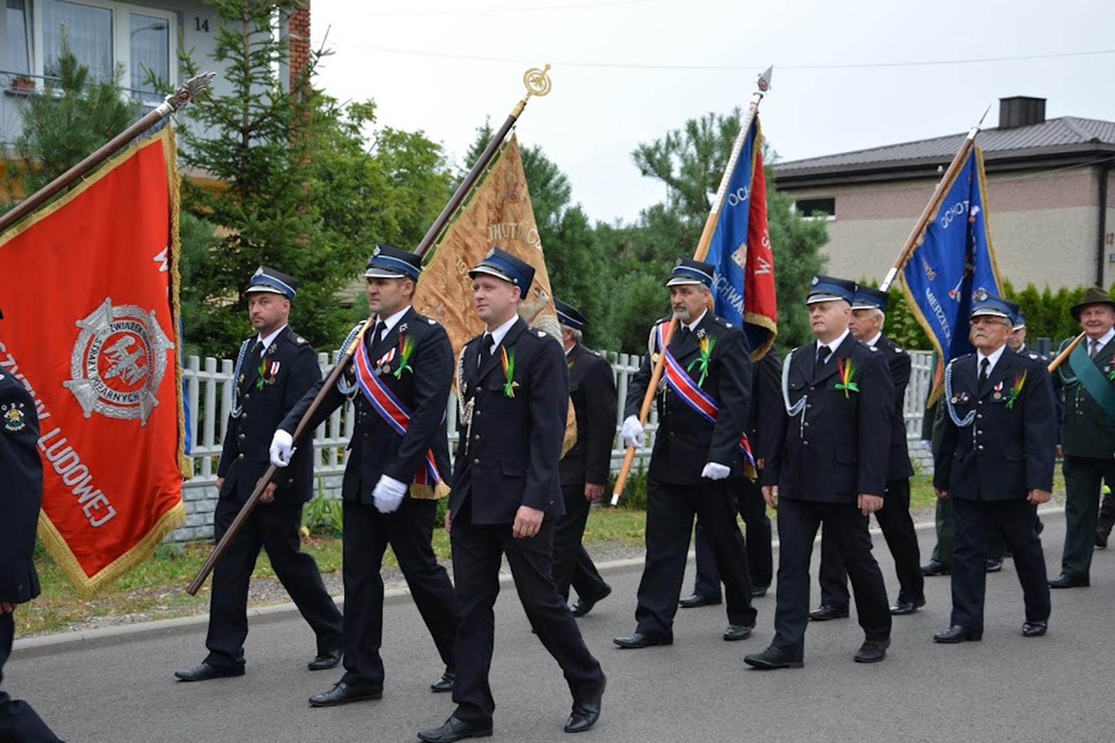 Zdjęcie przedstawia fragment przemarszu - jednostki OSP