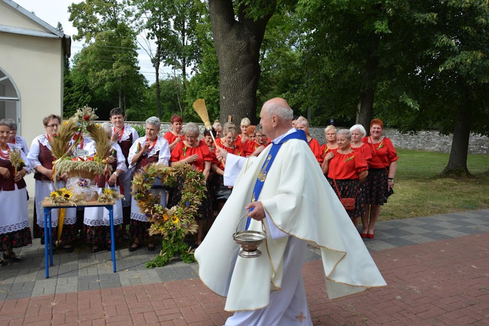 Zdjęcie przedstawia fragment święcenia wieńców dożynkowych