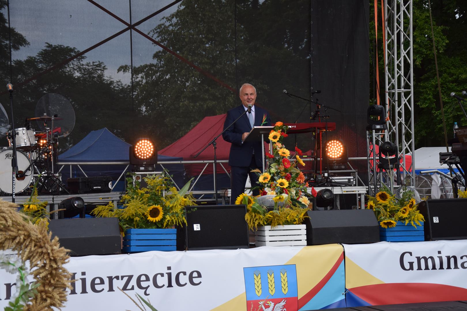 Zdjęcie przedstawia fragment przemówienia Wójta Gminy Mierzęcice Grzegorza Podlejskiego