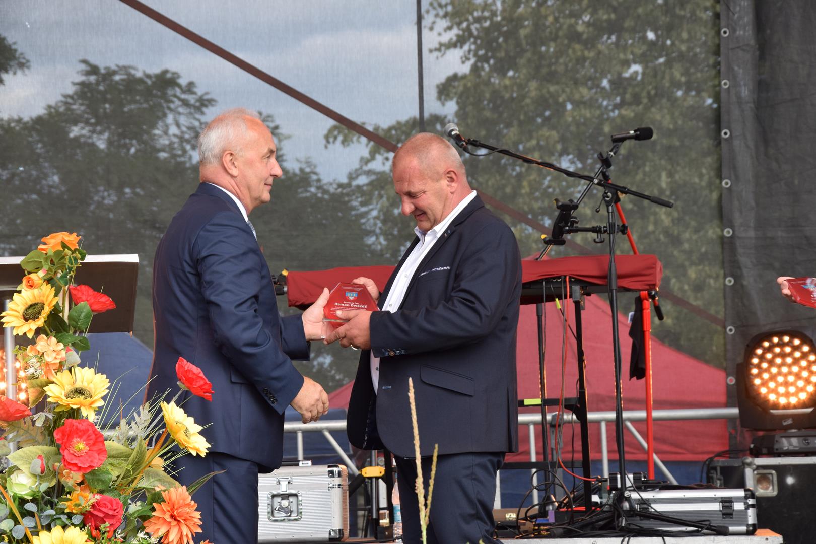 Zdjęcie przedstawia moment wręczania nagród zasłużonym dla Gminy Mierzęcice