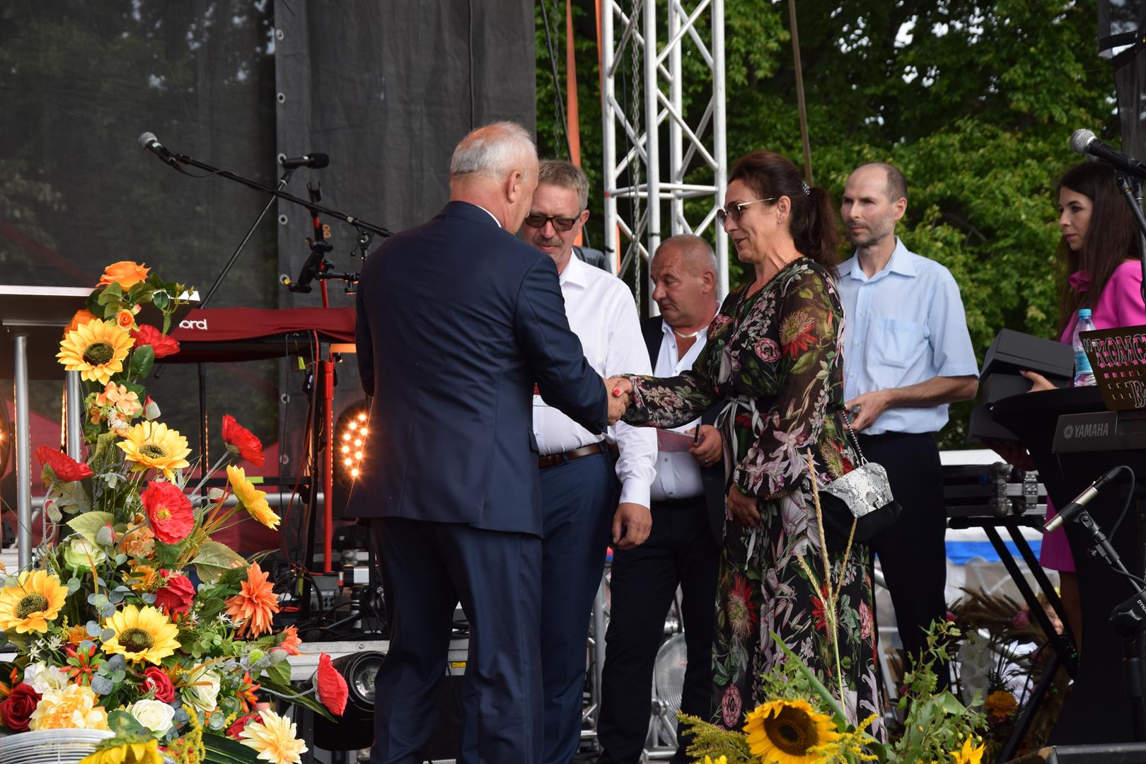 Zdjęcie przedstawia moment wręczania nagród zasłużonym dla Gminy Mierzęcice