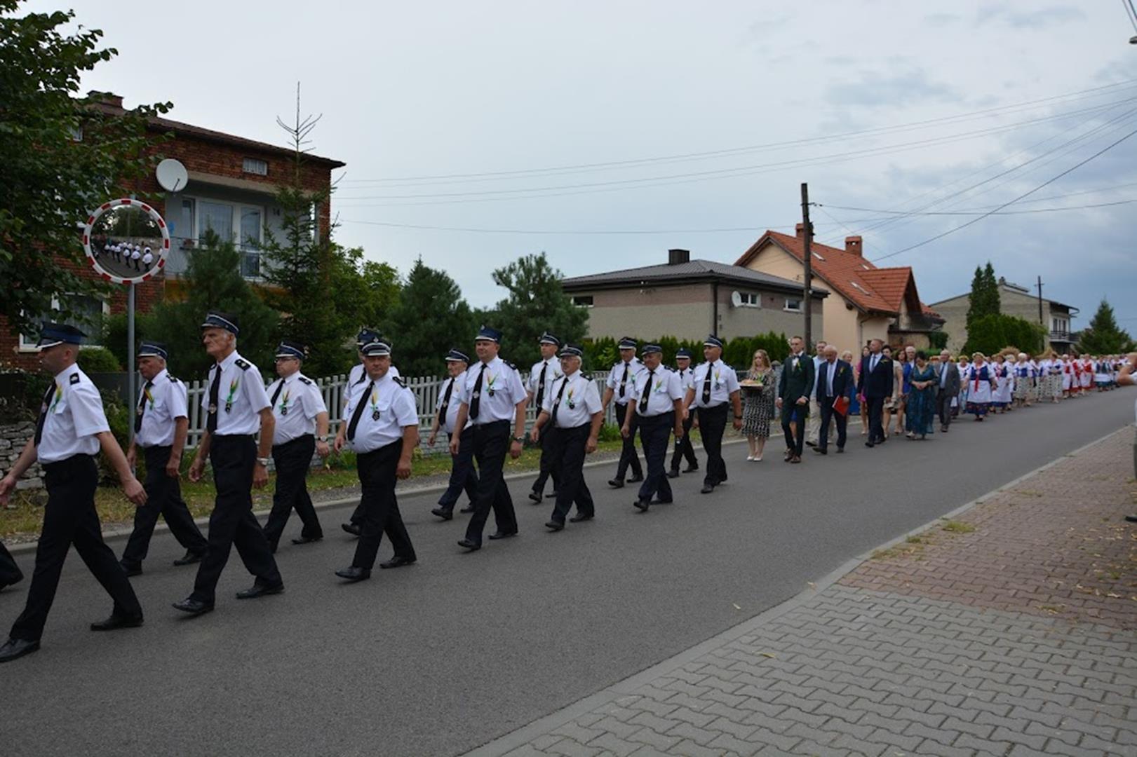 Zdjęcie przedstawia fragment przemarszu - jednostki OSP