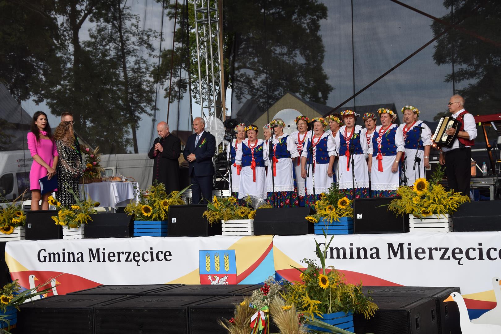 Zdjęcie przedstawia fragment obrzędu dożynkowego