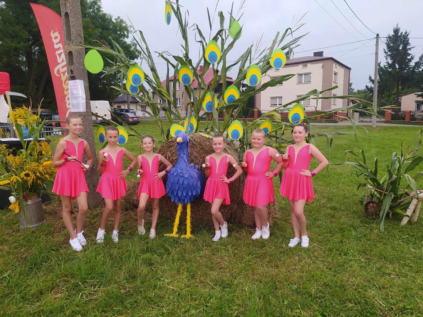 Zdjęcie przedstawia mażoretki