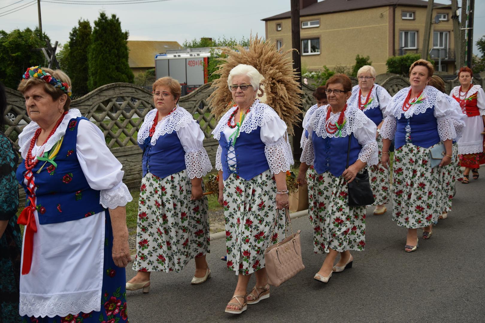 Zdjęcie przedstawia fragment przemarszu - niesienie wieńca dożynkowego