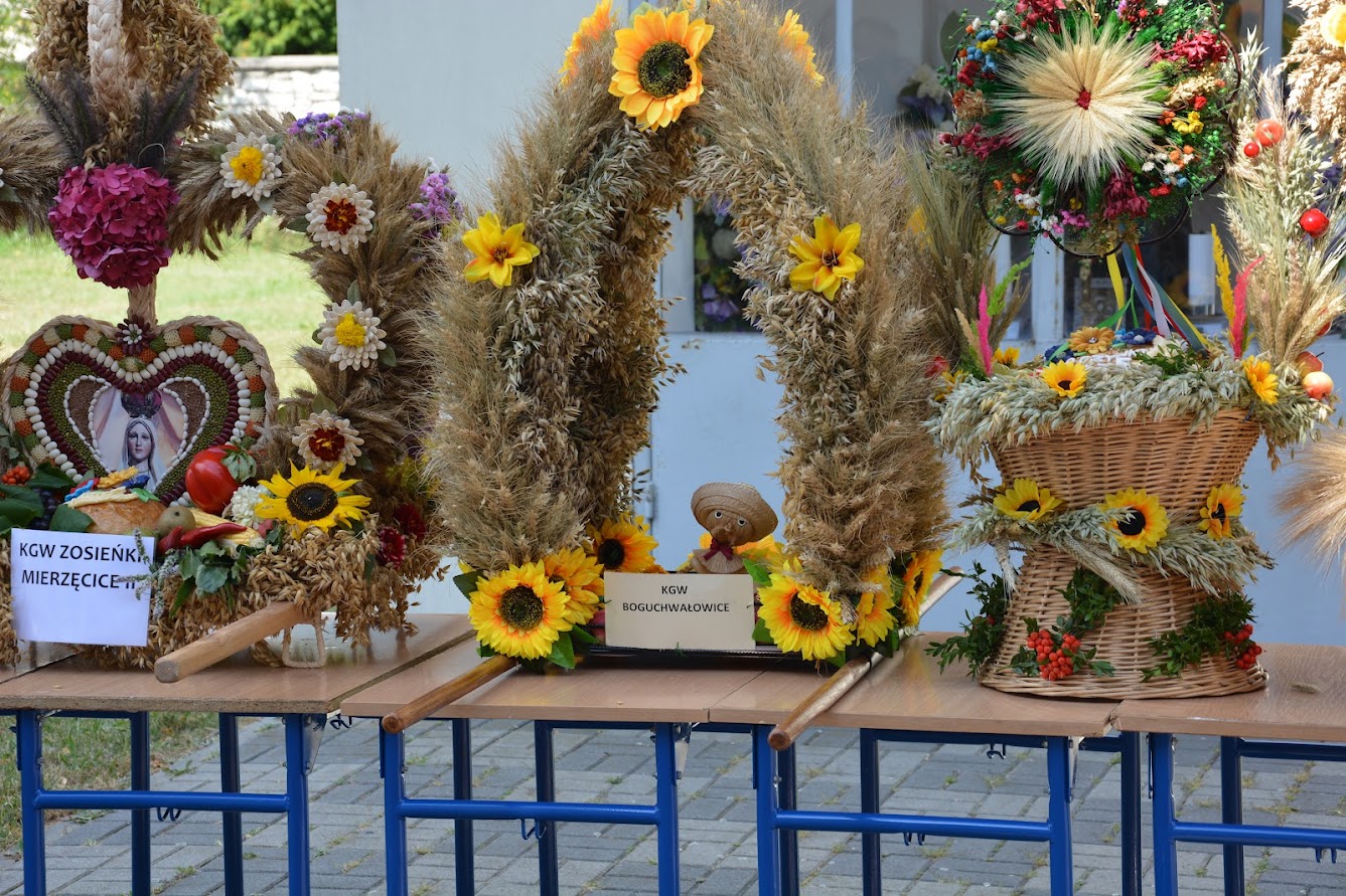 Zdjęcie przedstawia wieńce dożynkowe
