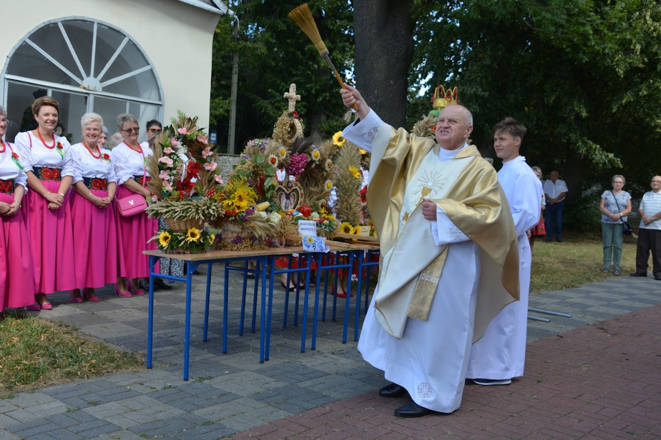 Zdjęcie przedstawia moment święcenia wieńców dożynkowych