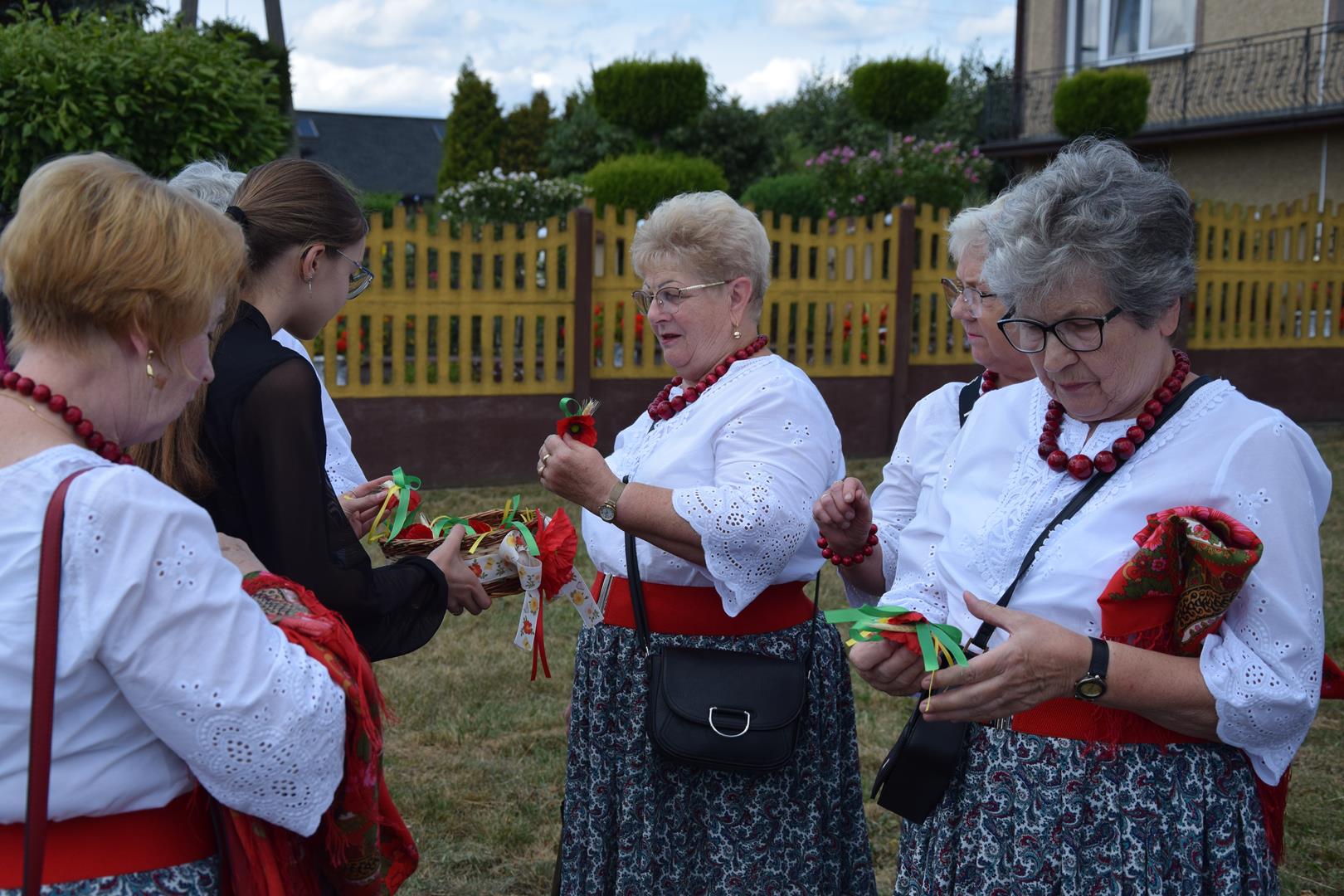 Zdjęcie przedstawia wręczanie przypinek dożynkowych członkiniom KGW