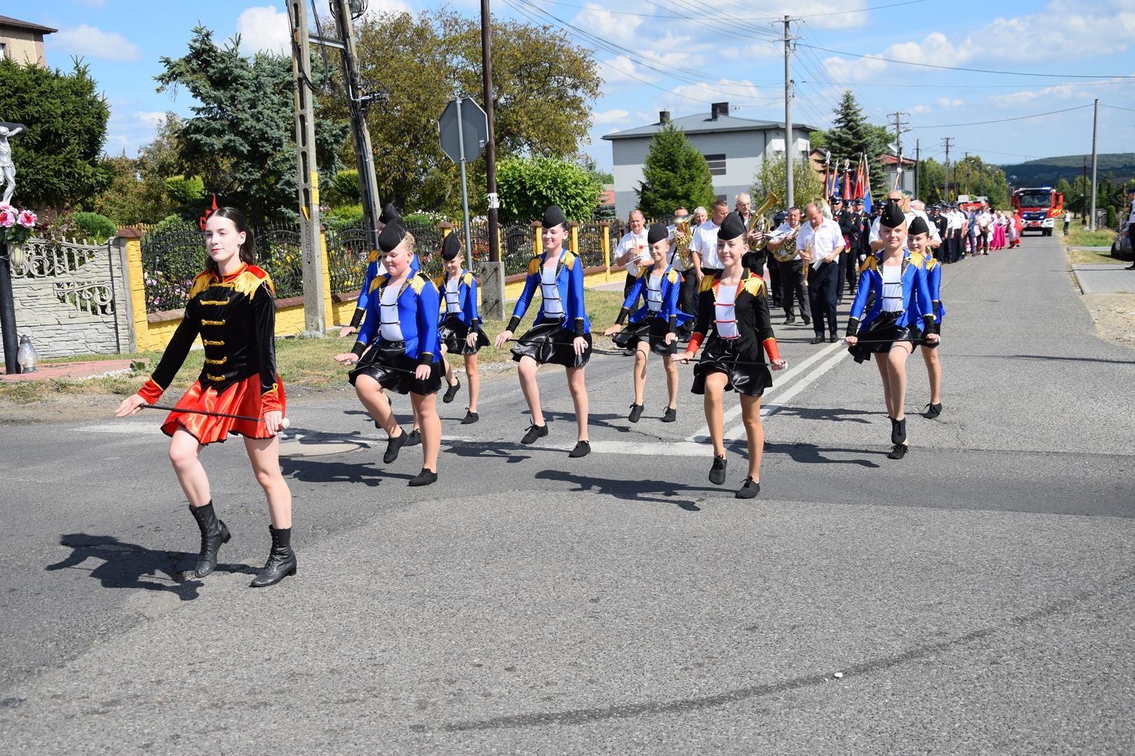 Zdjęcie przedstawia przemarsz korowodu dożynkowego