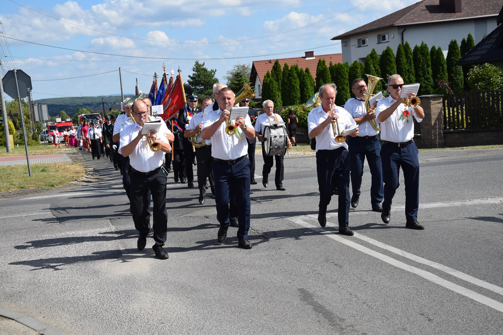 Zdjęcie przedstawia przemarsz korowodu dożynkowego