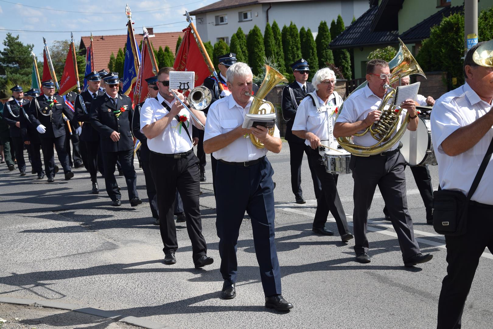Zdjęcie przedstawia przemarsz korowodu dożynkowego