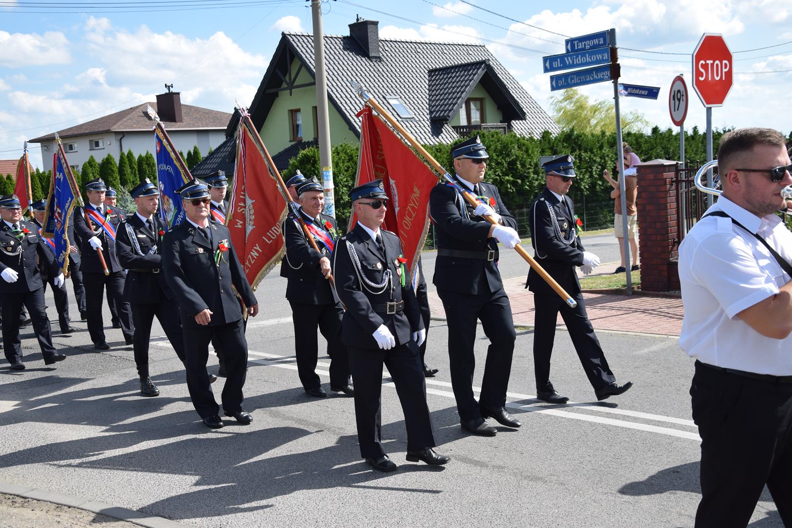 Zdjęcie przedstawia przemarsz korowodu dożynkowego
