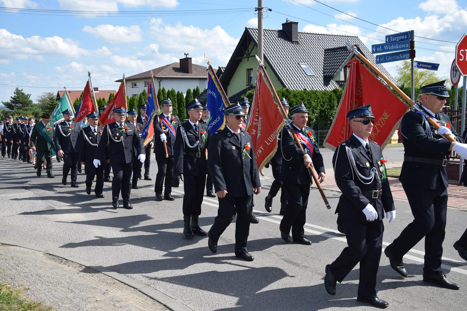 Zdjęcie przedstawia przemarsz korowodu dożynkowego