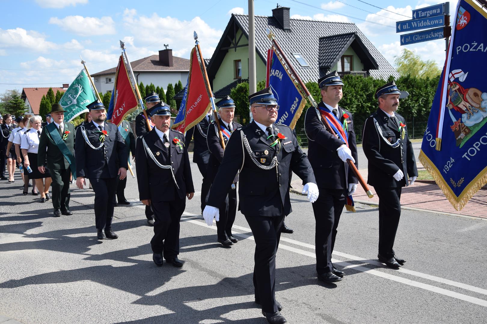 Zdjęcie przedstawia przemarsz korowodu dożynkowego