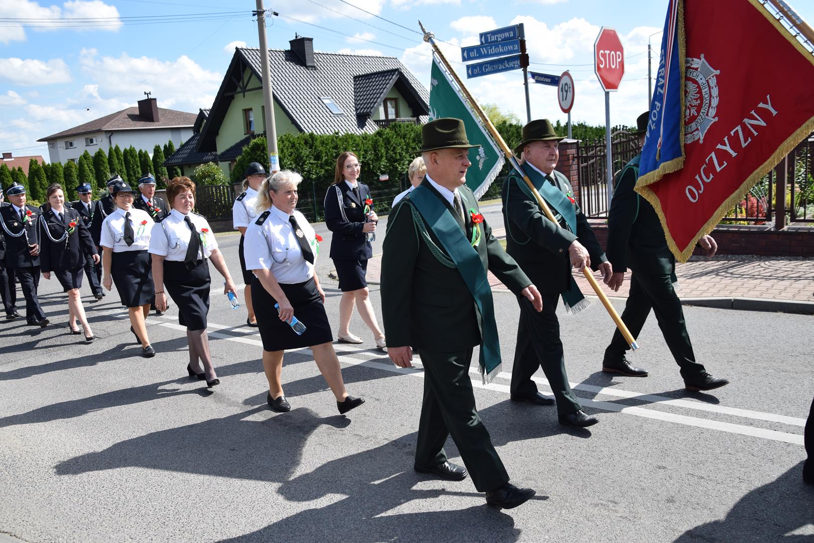 Zdjęcie przedstawia przemarsz korowodu dożynkowego