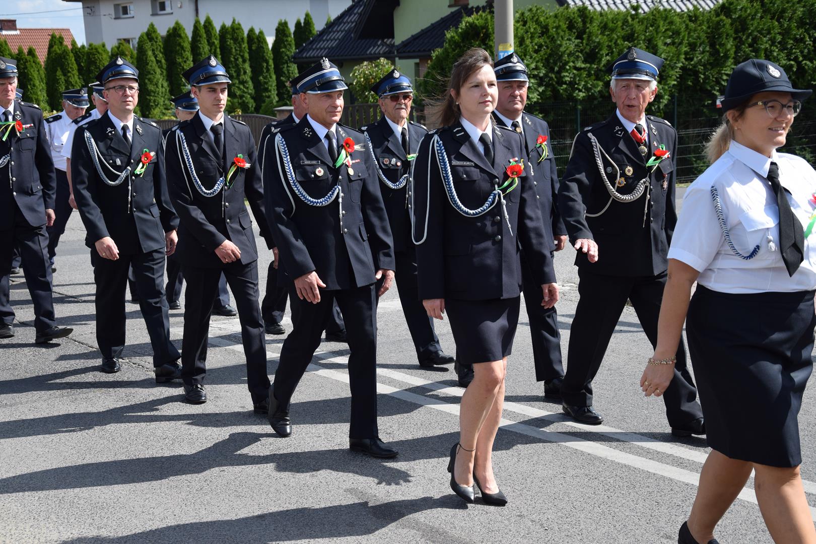 Zdjęcie przedstawia przemarsz korowodu dożynkowego