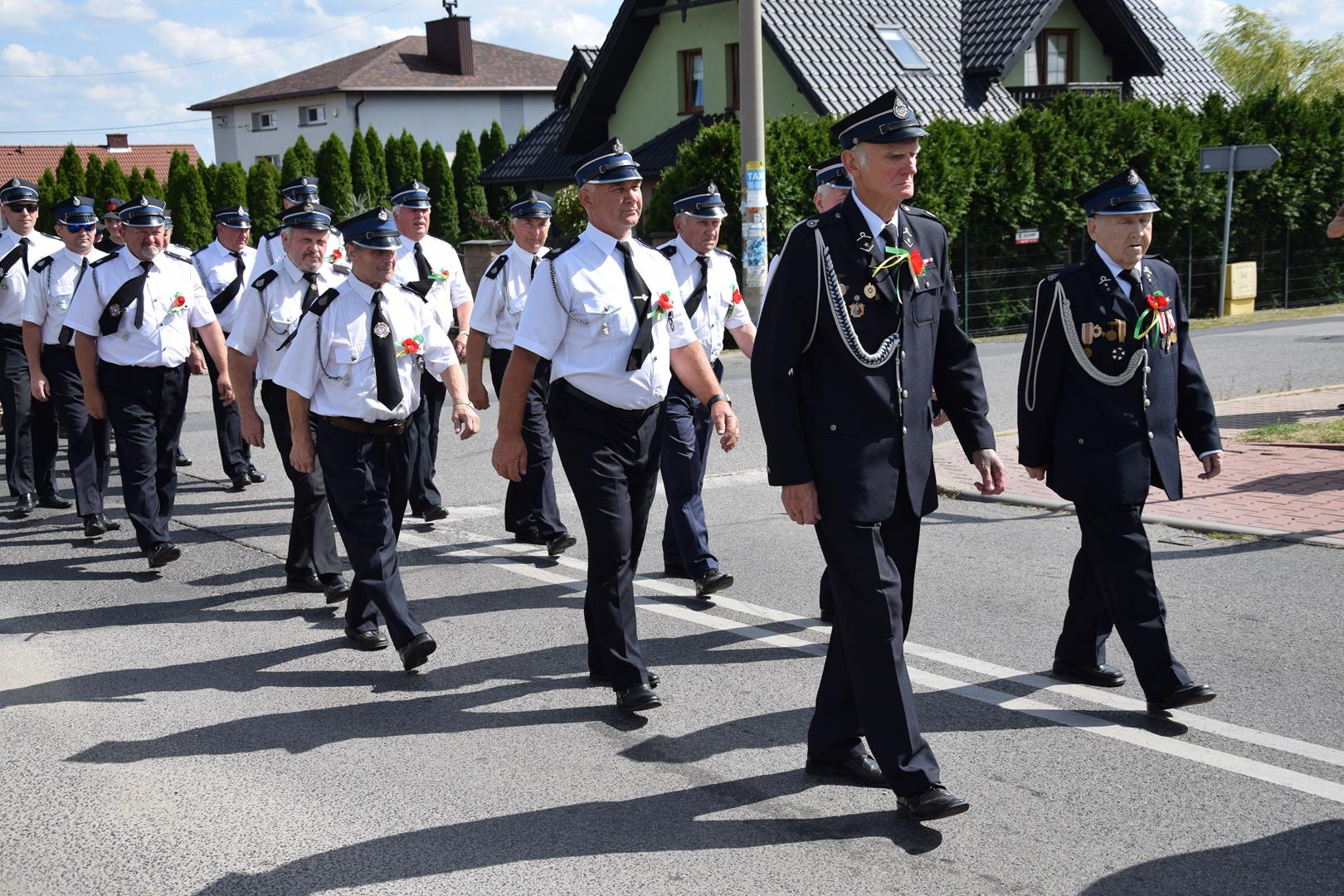 Zdjęcie przedstawia przemarsz korowodu dożynkowego