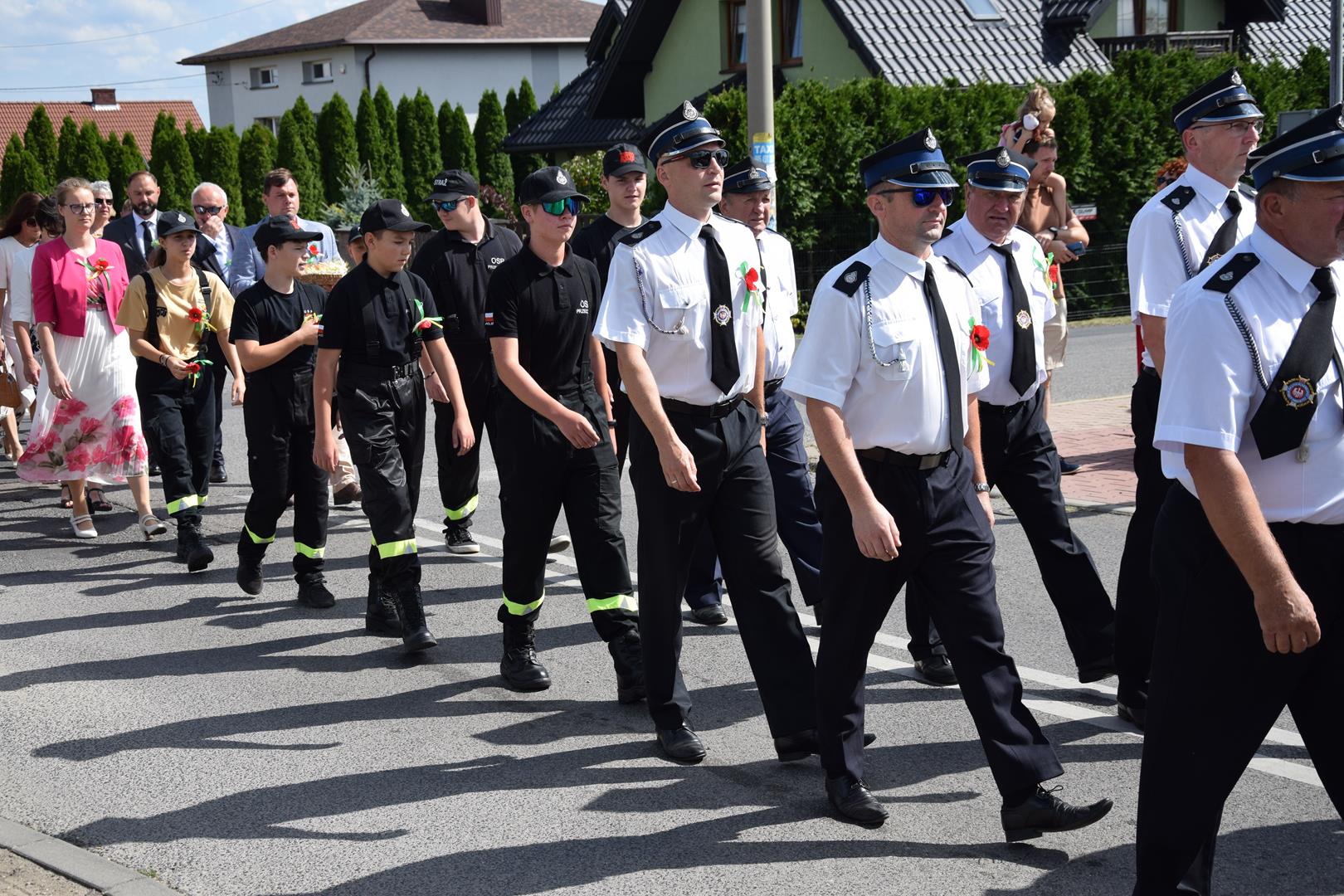 Zdjęcie przedstawia przemarsz korowodu dożynkowego