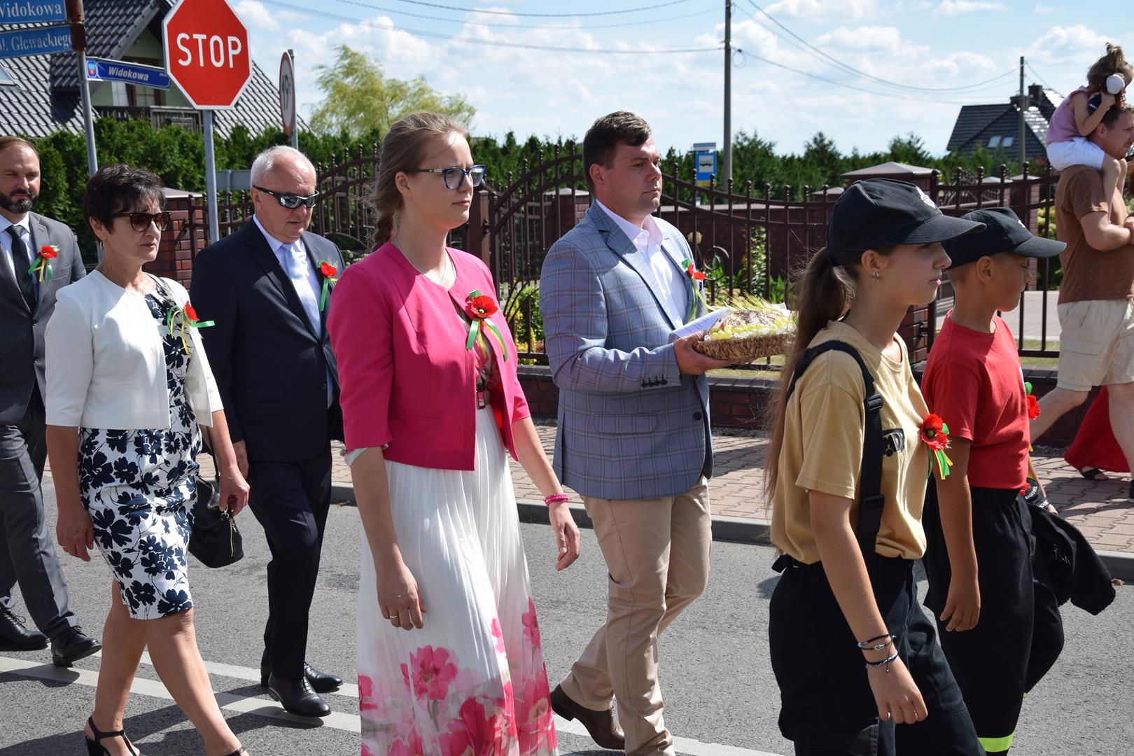 Zdjęcie przedstawia przemarsz korowodu dożynkowego