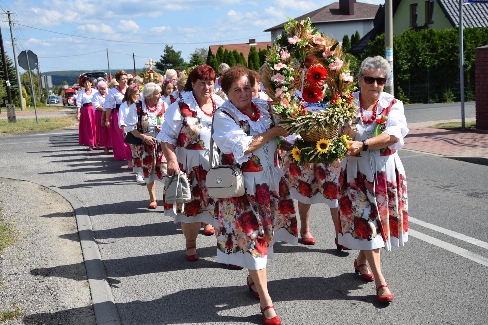 Zdjęcie przedstawia przemarsz korowodu dożynkowego