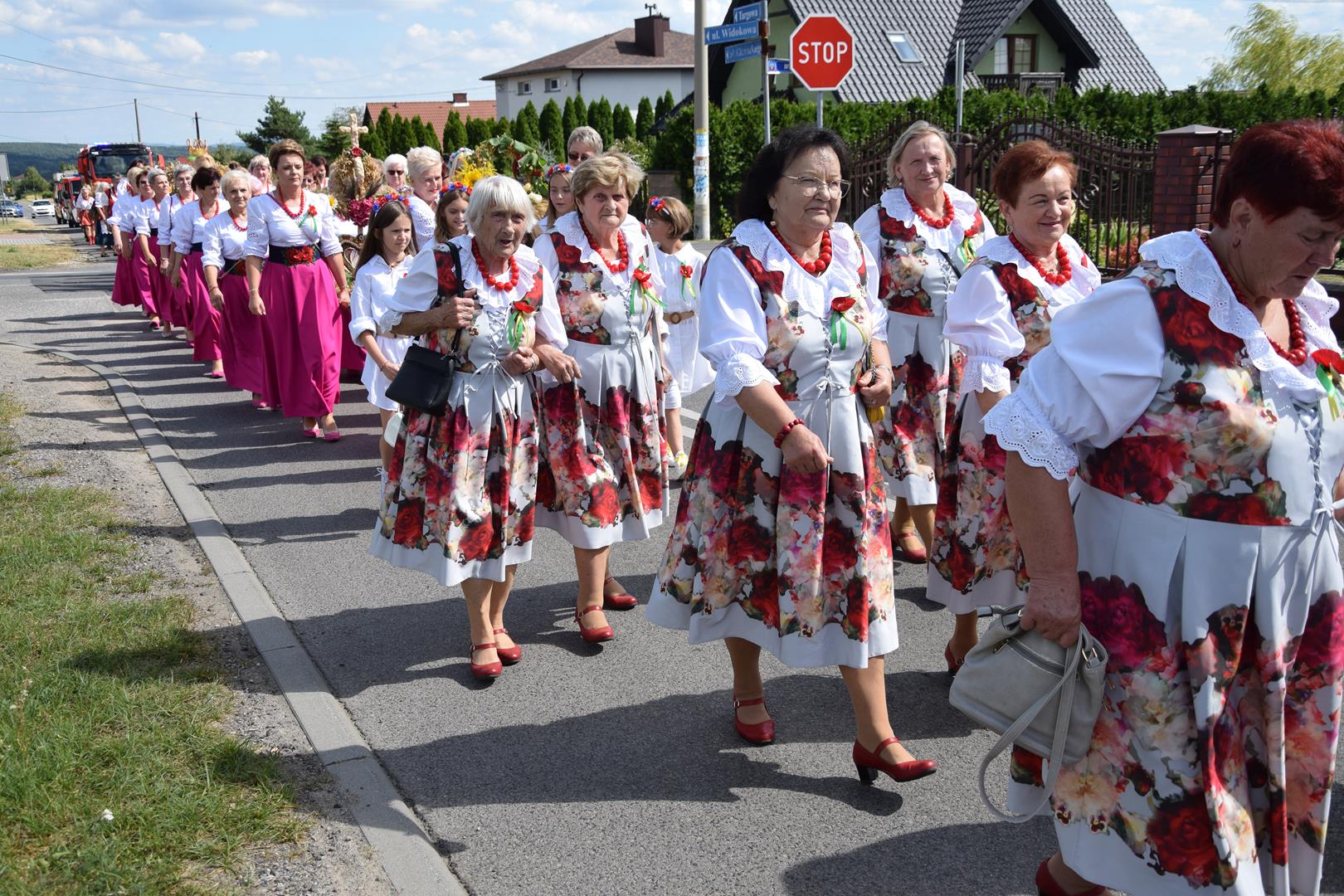 Zdjęcie przedstawia przemarsz korowodu dożynkowego