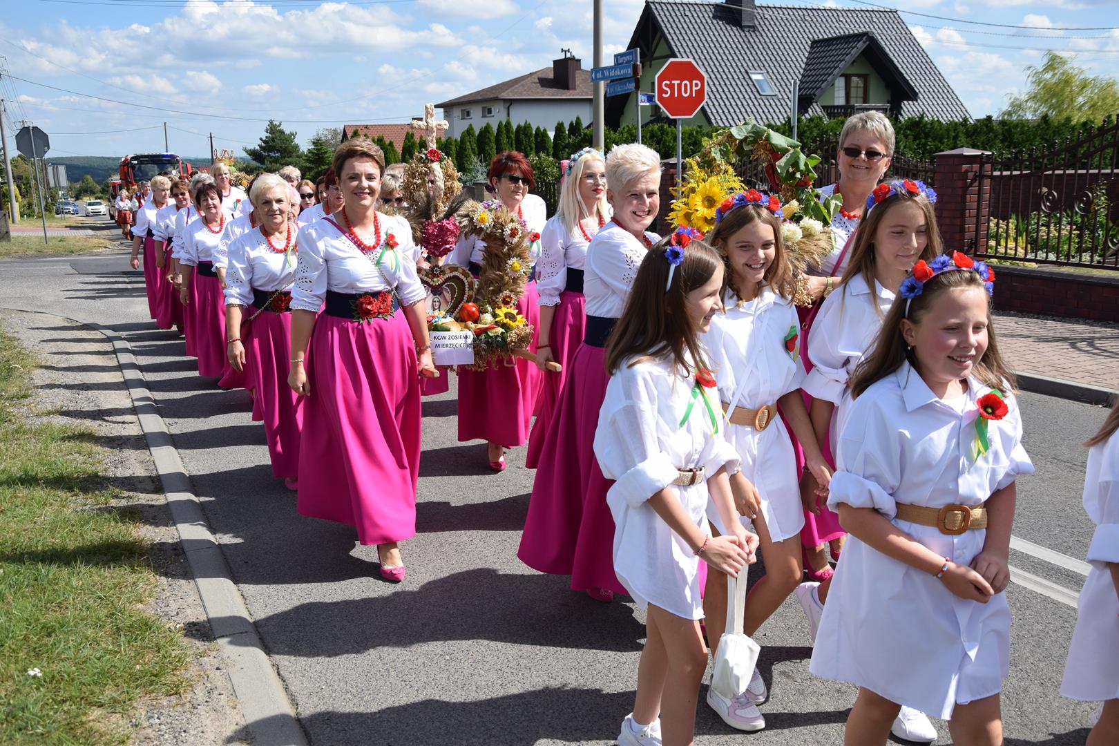 Zdjęcie przedstawia przemarsz korowodu dożynkowego