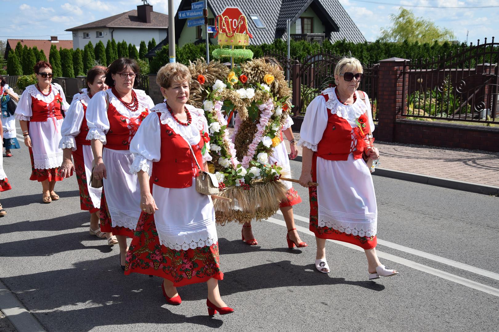 Zdjęcie przedstawia przemarsz korowodu dożynkowego