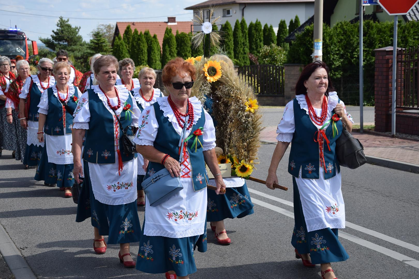 Zdjęcie przedstawia przemarsz korowodu dożynkowego
