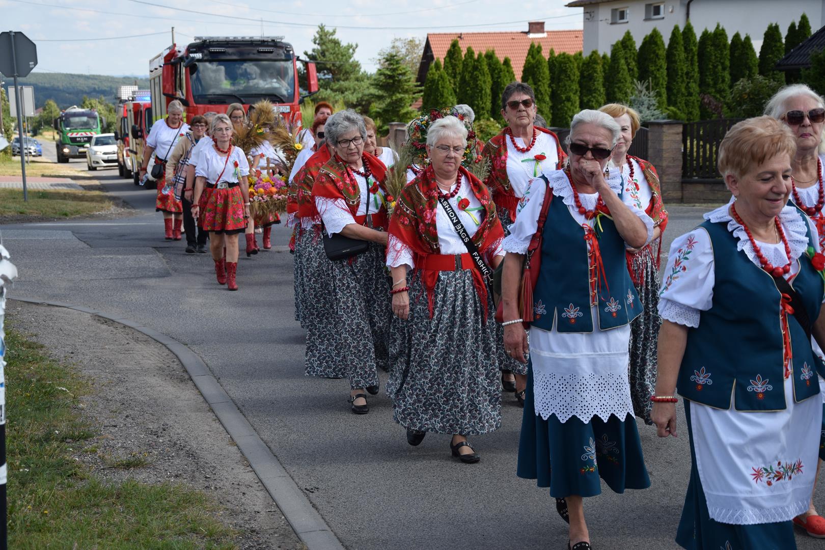 Zdjęcie przedstawia przemarsz korowodu dożynkowego