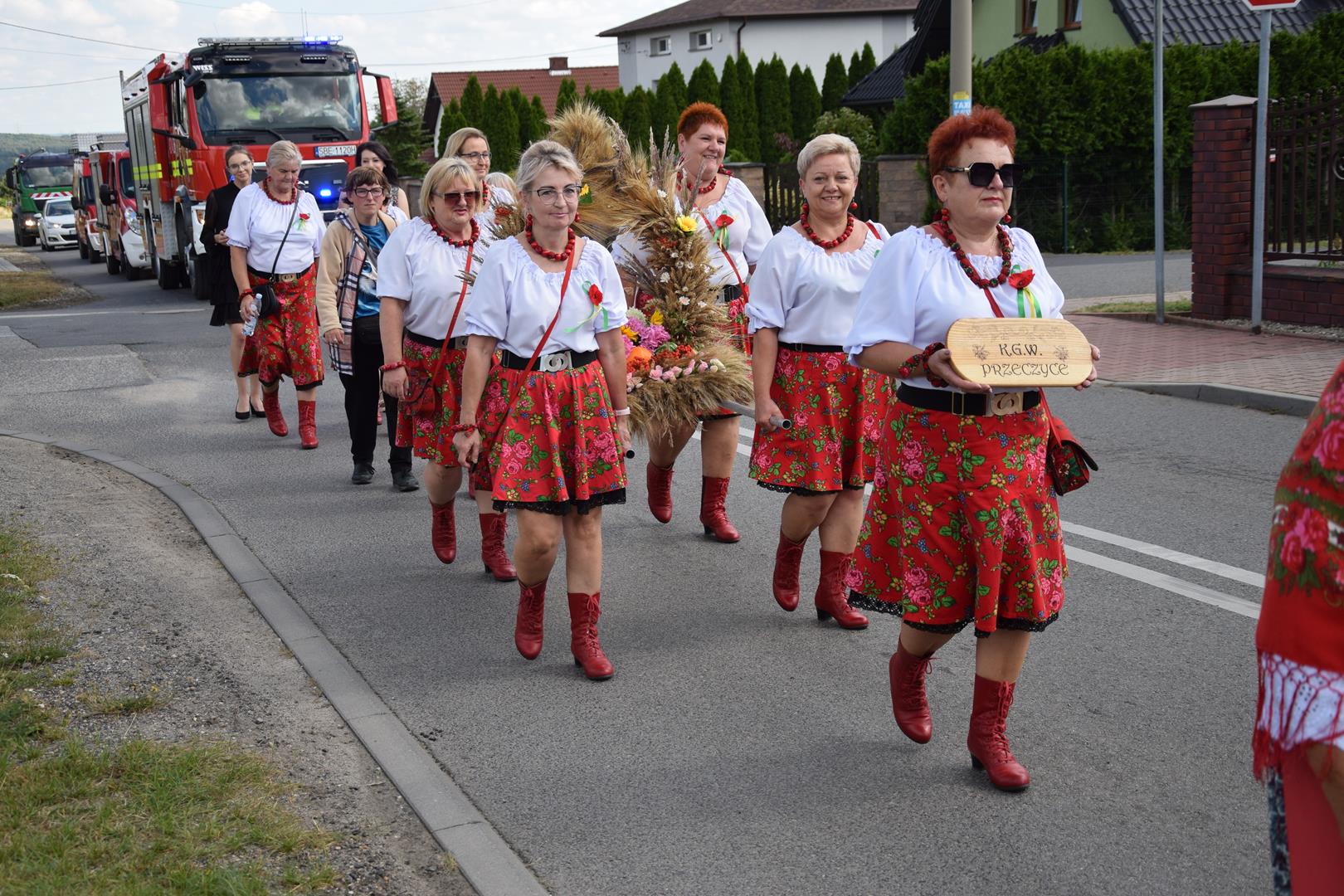 Zdjęcie przedstawia przemarsz korowodu dożynkowego