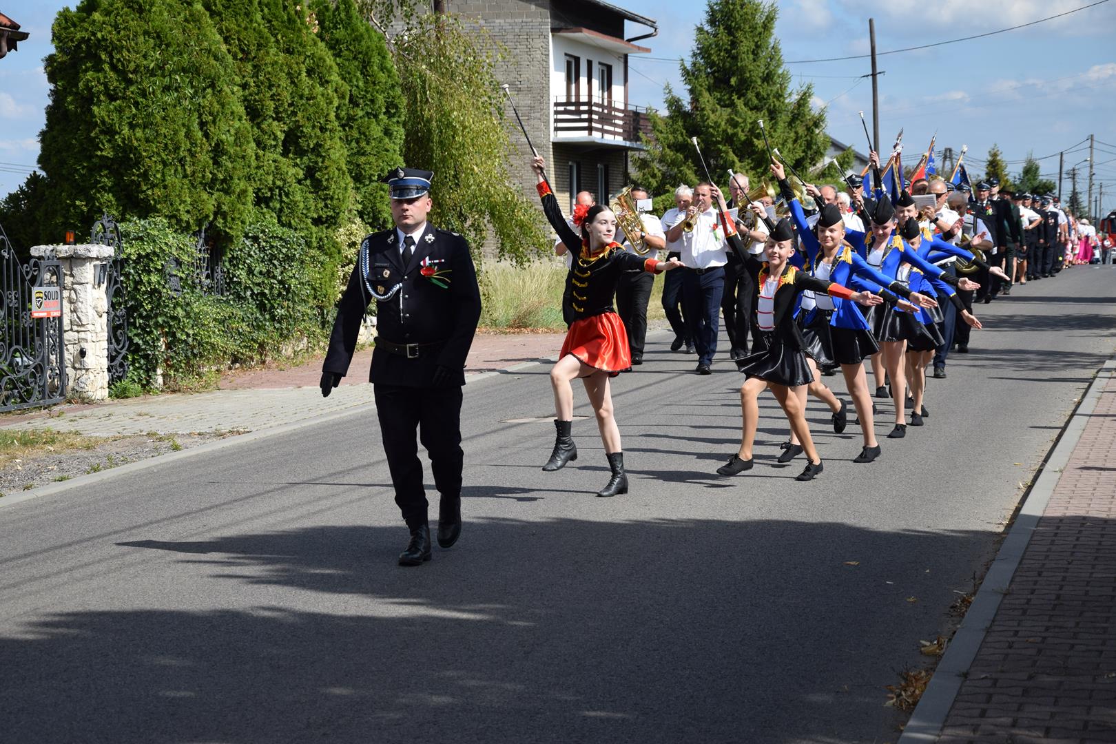 Zdjęcie przedstawia przemarsz korowodu dożynkowego