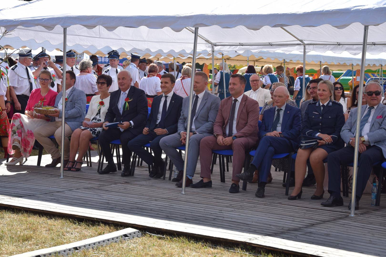 Zdjęcie przedstawia zaproszonych gości