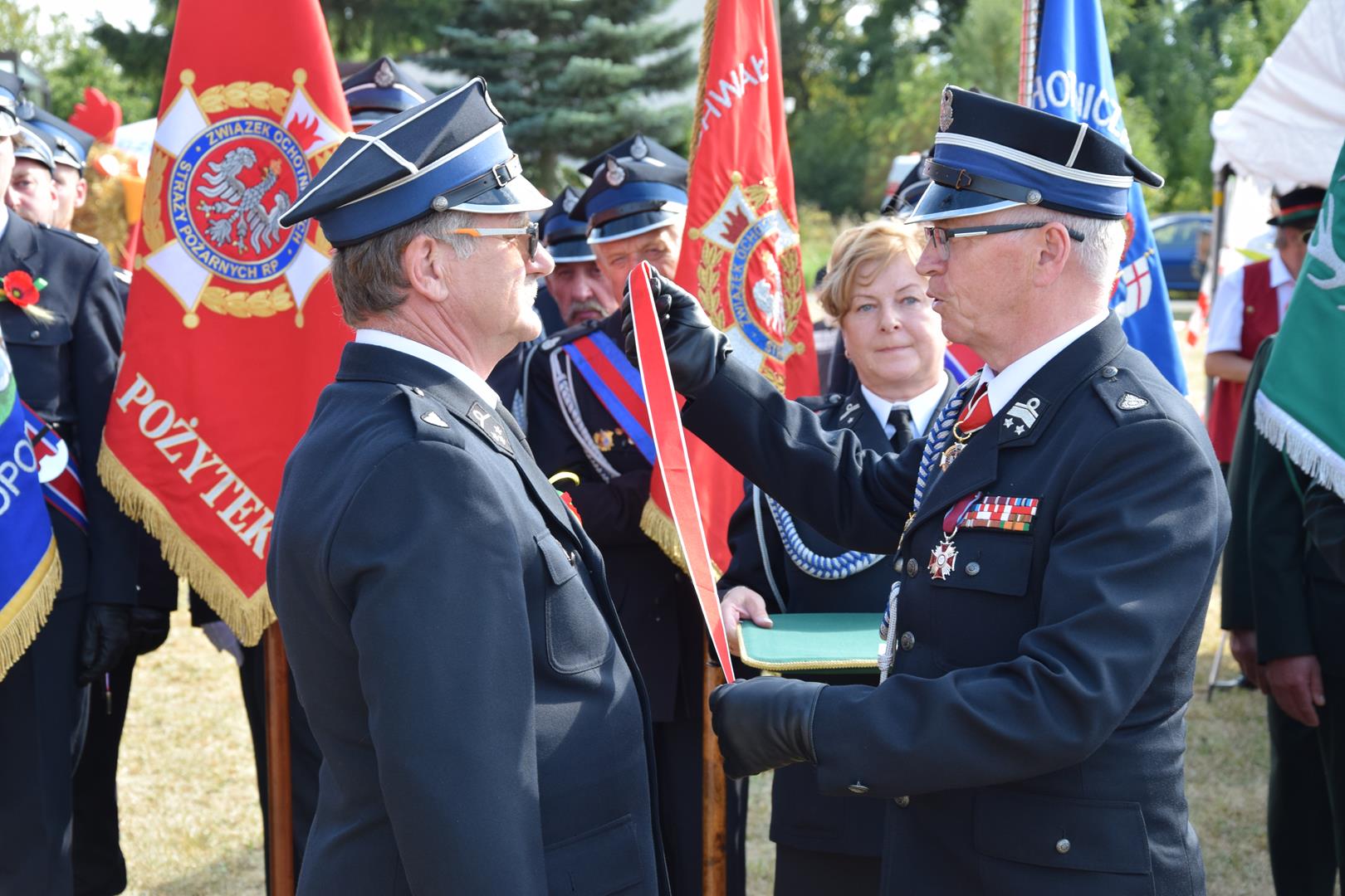 Zdjęcie przedstawia moment wręczenia odznaczeń strażackich