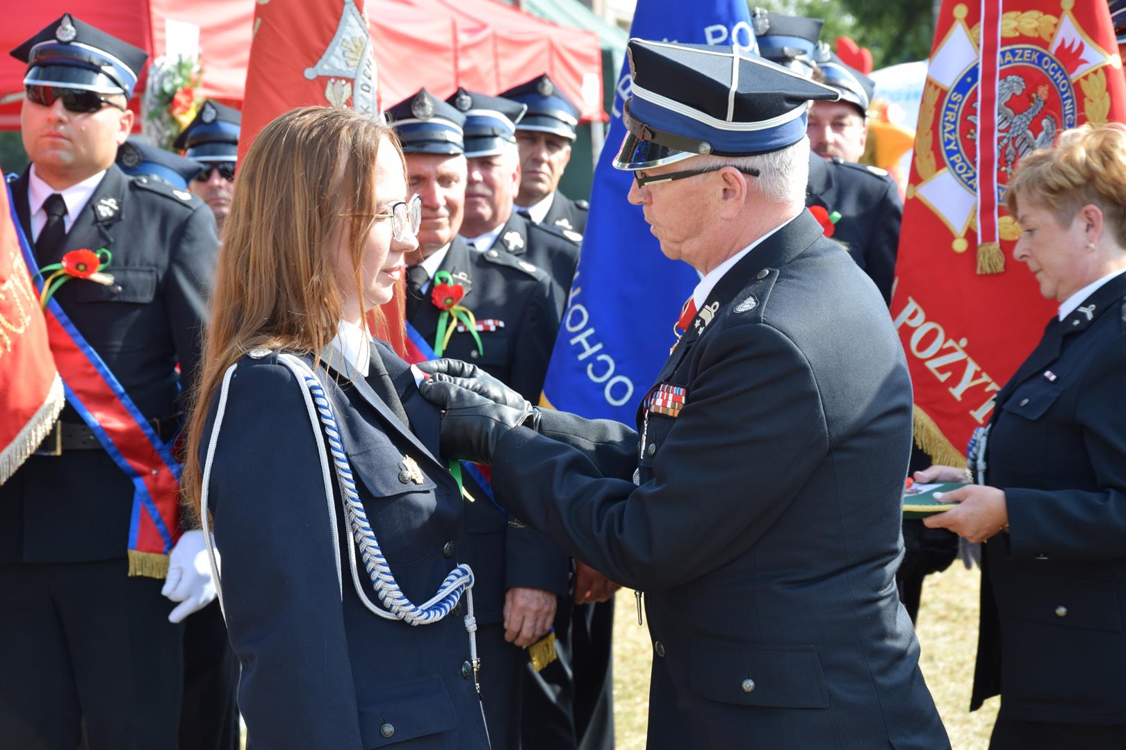 Zdjęcie przedstawia moment wręczenia odznaczeń strażackich