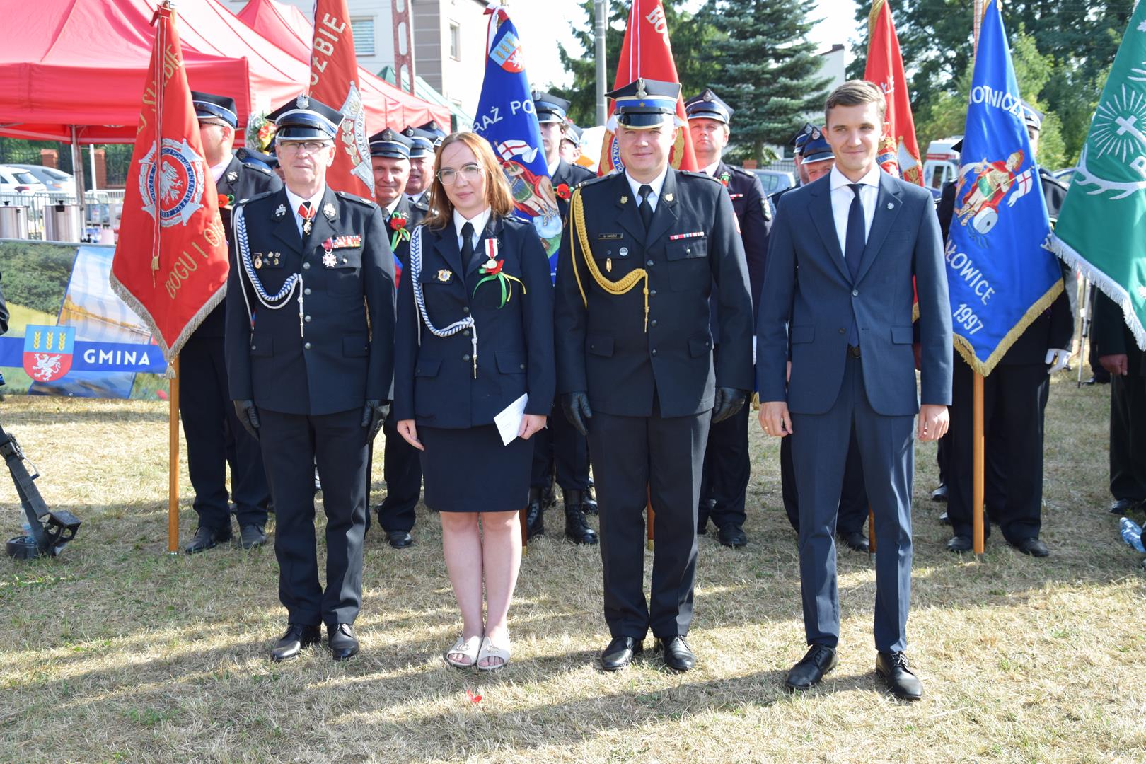 Zdjęcie przedstawia moment wręczenia odznaczeń strażackich
