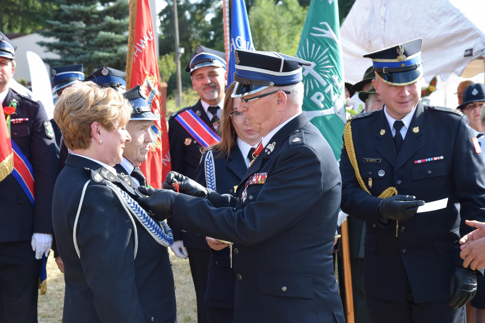 Zdjęcie przedstawia moment wręczenia odznaczeń strażackich