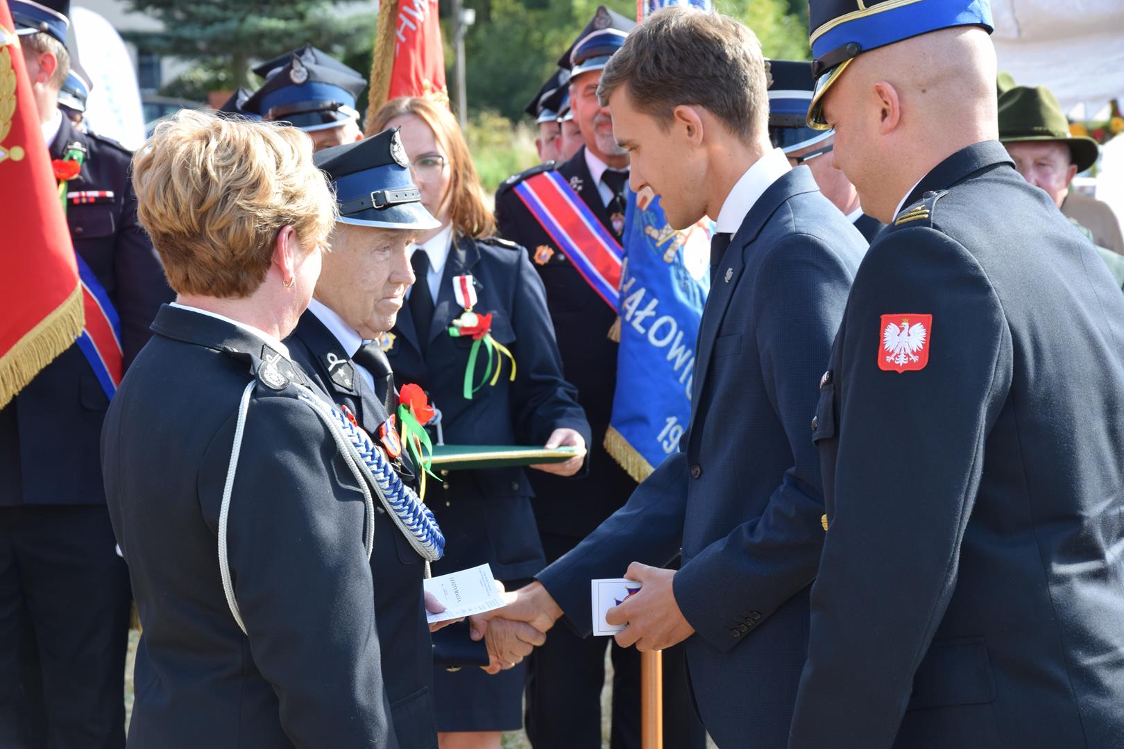 Zdjęcie przedstawia moment wręczenia odznaczeń strażackich