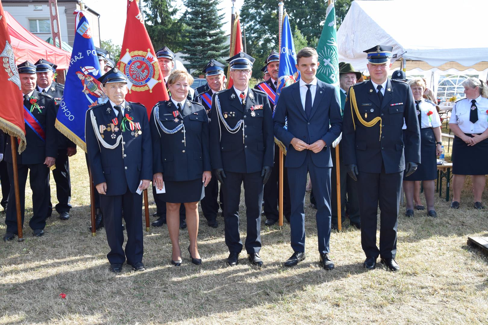 Zdjęcie przedstawia moment wręczenia odznaczeń strażackich