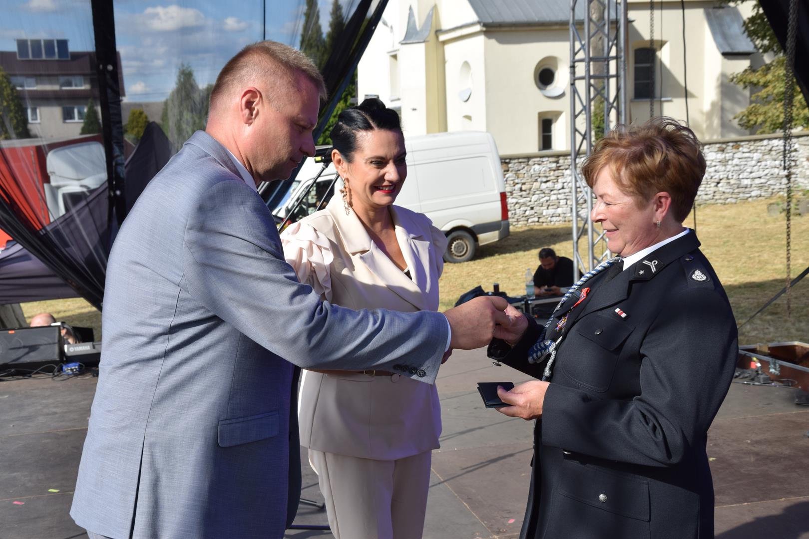 Zdjęcie przedstawia moment wręczenia odznaczeń strażackich