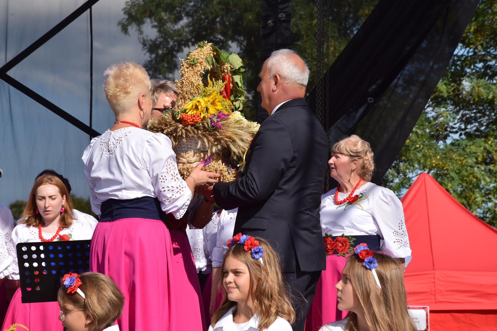 Zdjęcie przedstawia obrzęd dożynkowy w&nbsp;wykonaniu KGW Zosieńki