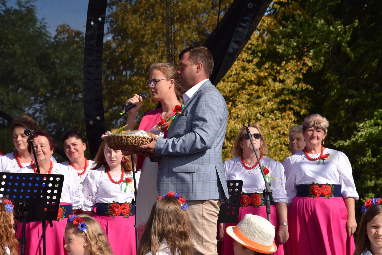 Zdjęcie przedstawia obrzęd dożynkowy w&nbsp;wykonaniu KGW Zosieńki